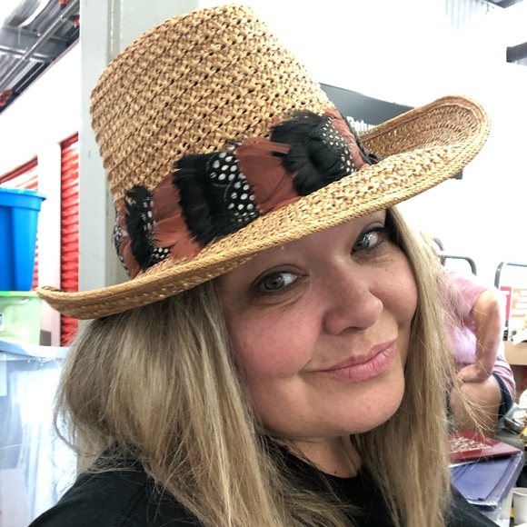 Meet your Posher, Tiffany - Picture 2 of 10